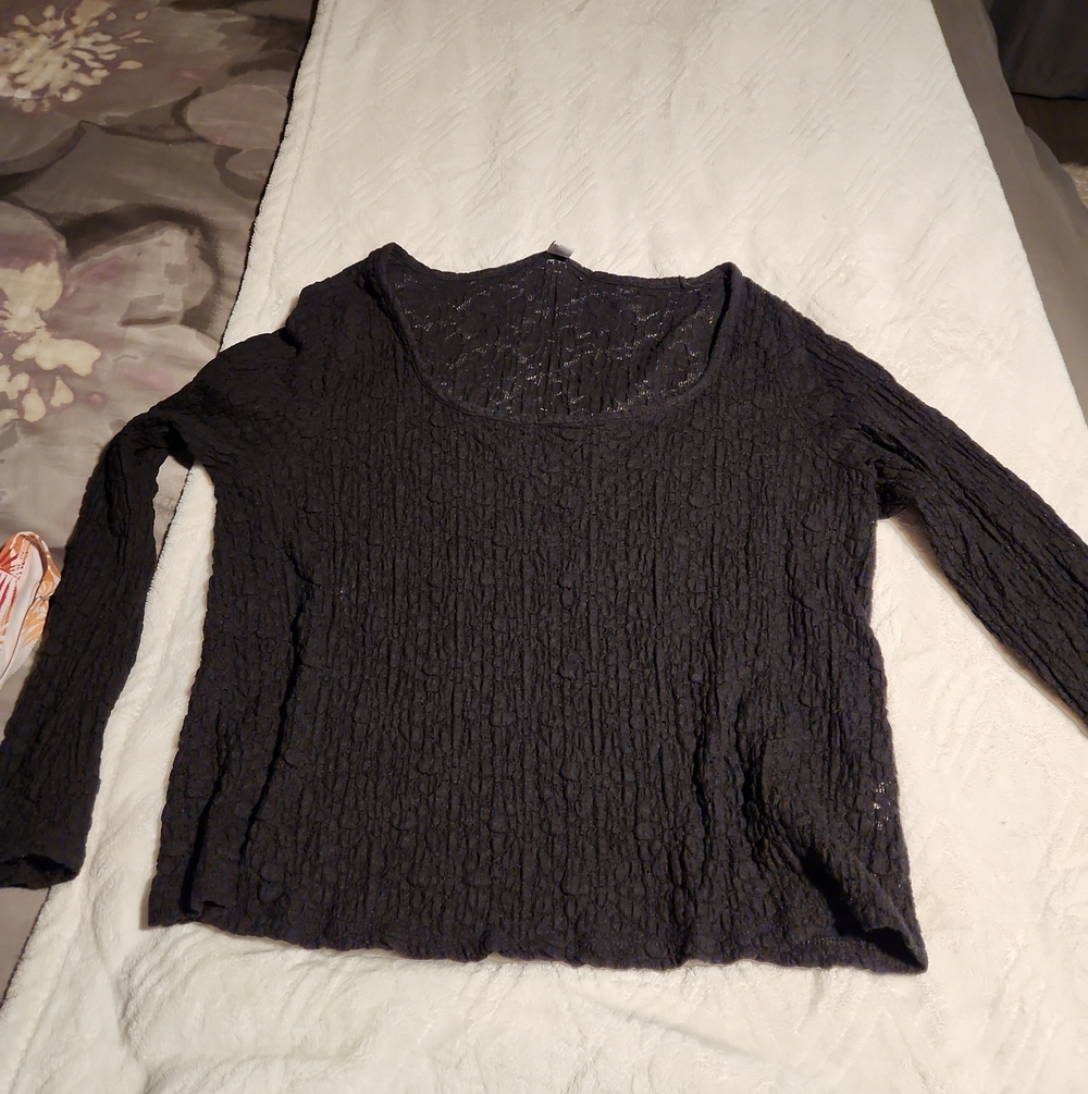 Women’s Black Textured Long-Sleeve Scoop Neck Top